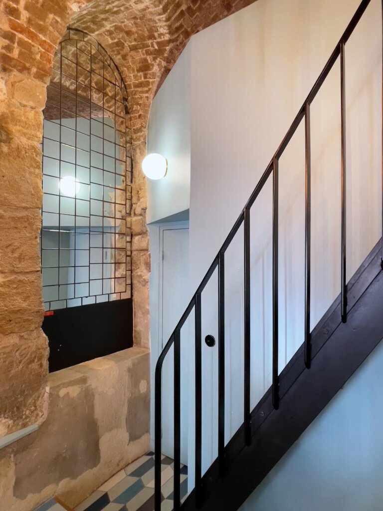 escalier metal-miroir-pierre-renovation-appartement-paris-gabrielle