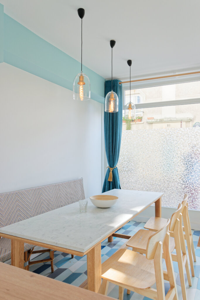 salle a manger-banquette-table marbre-rez de rue-renovation-appartement-paris-18-gabrielle